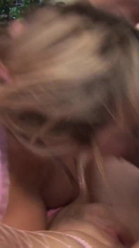 Rubia milfs no pueden resistir la polla madura en el culo inmediatamente