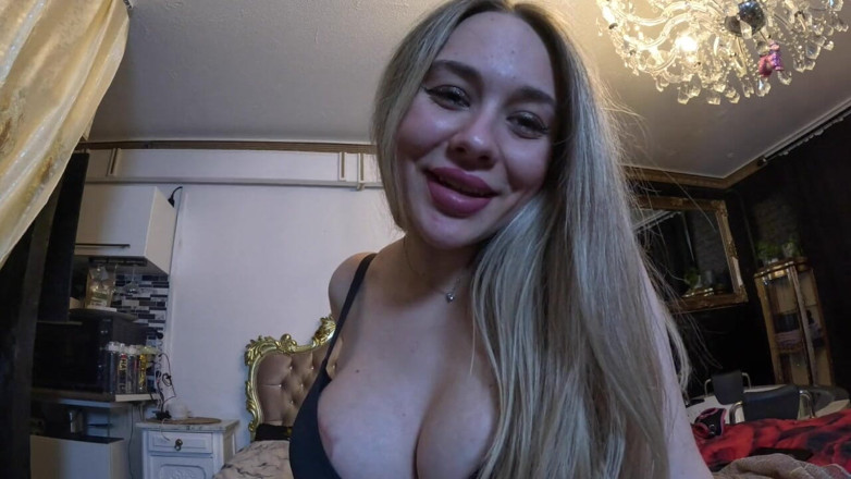 Queen_of_BDSM: Lihatlah bagaimana aku mengenakan sepatu hak tinggiku!