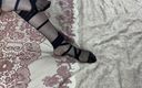 Gloria Gimson: 足フェチ愛好家のためのベッドの上で素晴らしい穏やかなソロで黒いストッキングの美しさの長い脚
