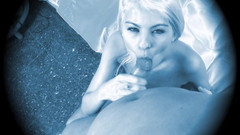 German Porn: Sexy blondýnka s obrovskými prsy masturbuje před chlapem s velkým...