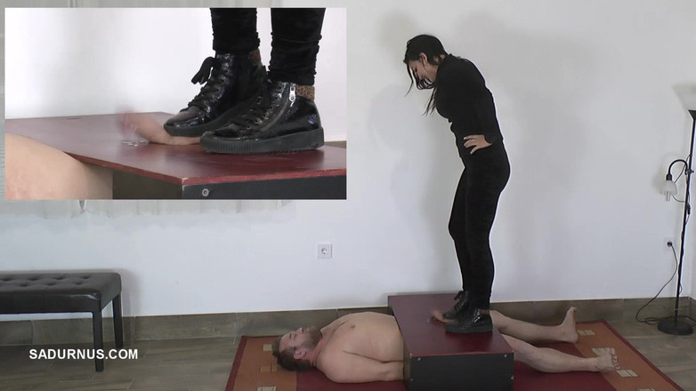 Sadurnus: Sahibe Dyanna köle orgazm olurken çiğneniyor! Resimdeki Resim