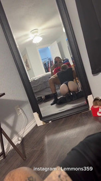 Sexig blond slampa suger kuk i spegeln