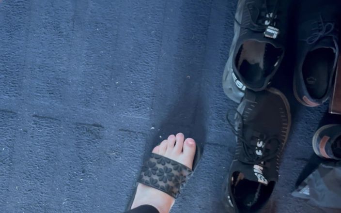 Feet: Parmak arası terlikli ayaklar ve parmak arası terliklerde yürüyüş