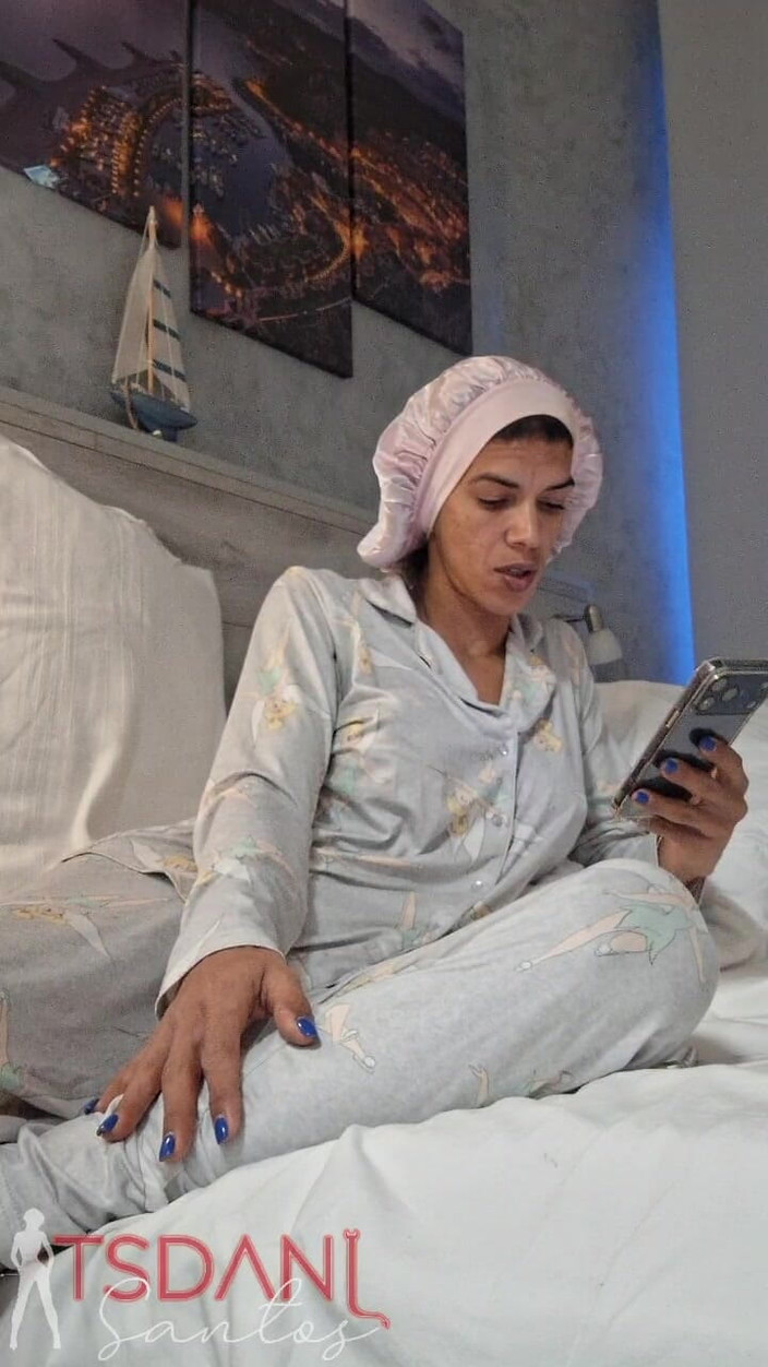 Tsdanisantos1: İyi bir shemale evinde penisini gösteriyor