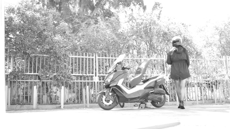 Voyager: Während der Fahrt hebt ihr rock auf und enthüllt ihren...