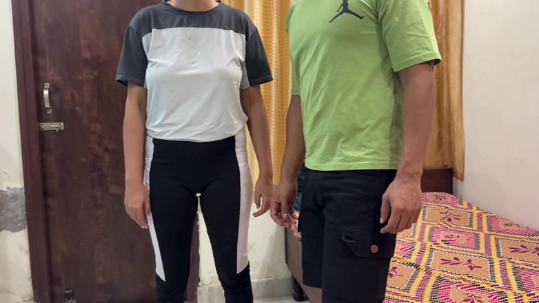 Hornycouple149: Sora vitregă a întârziat la sală. Au mai rămas doar câteva...