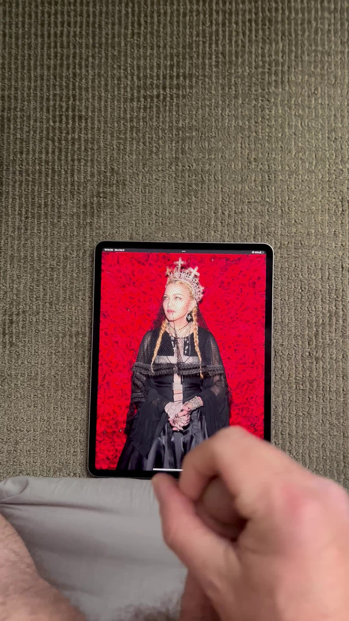 MadonnasToyBoy: Ejacă solo