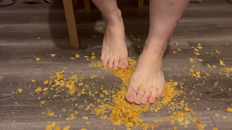 EeveeXo: 食べ物を砕く - 裸足でシリアルを踏むASMR