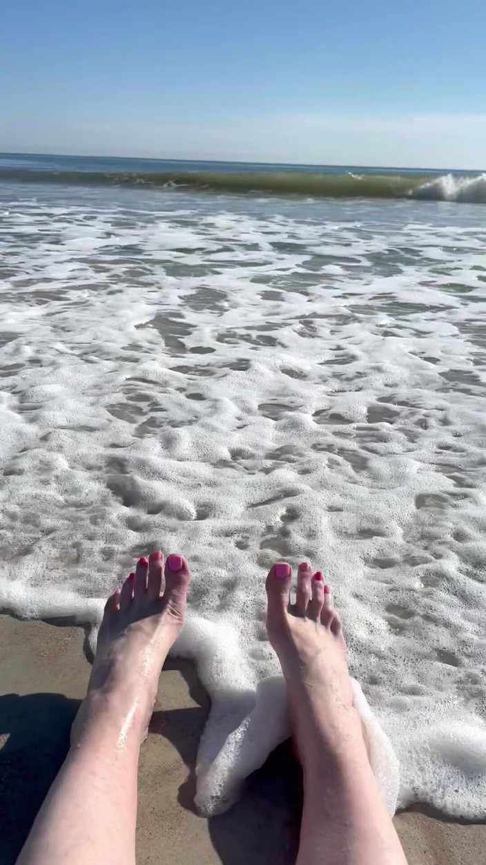 Peppermint Giantess: Fale rozbijają się na rozmiarze 16 stóp i nóg