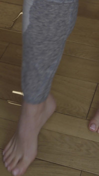 Eva Elle molhando suas leggings enquanto leva malke