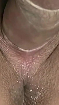 Kıvırcık saçlı orta yaşlı seksi kadın kalın yarağı derine alıyor