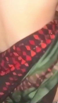 Adik tiri dan abang tiri sebenar menikmati malam penuh apabila ibu bapanya pergi ke parti perkahwinan
