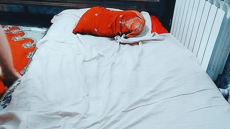 Kitty_Cross: Приголомшливий транссексуал з почервонілими щоками, попиваючи каву з льодом