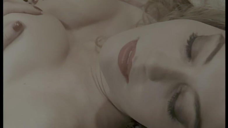 pornitaliangraffiti: モアナ、レズビアンとブロンドの3人の男をゲット