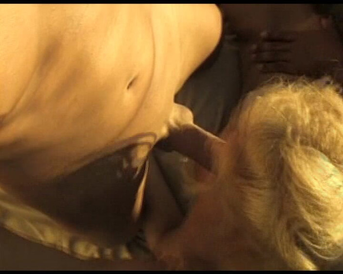 Dirty old moviez: ホットなブロンドがチンポをしゃぶり、膣を剜られる