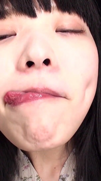 히가시야마 소요의 입과 혀를 클로즈업으로 클로즈업