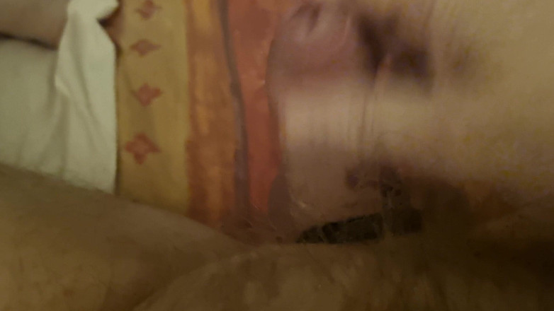 Pellefnatt: Padrasto se deita e masturba seu pau até ele gozar...