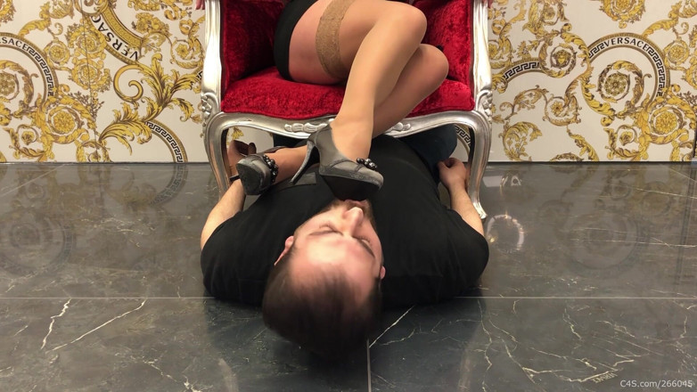 Deep Sole Devotion: Trono de Veludo Parte 1: Lambida de Salto - Obedeça aos pés...