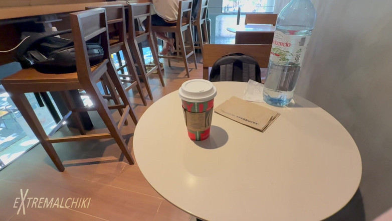 Extremalchiki: Masturbace ve veřejné kavárně Starbucks a výstřik