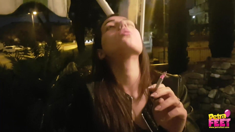 Smokin Fetish: Smoking and foot fetish in outdoor with cute teen