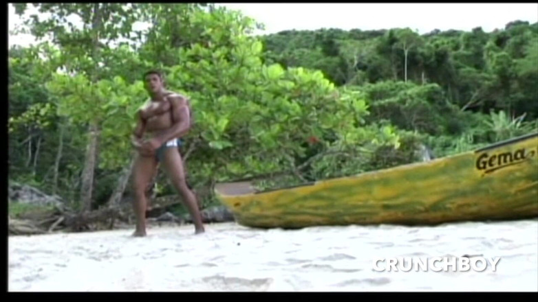 Gaybareback: 3人で公共のビーチにいるのは良い計画です