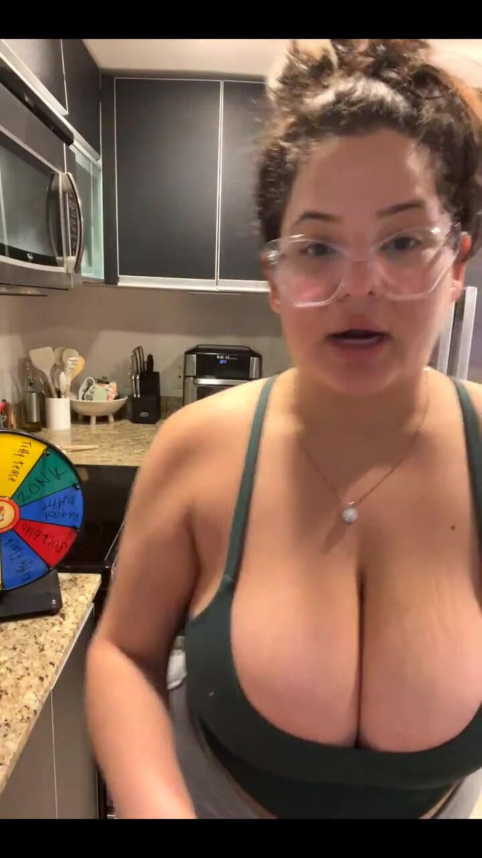 Dani Valentina: スピン・ザ・ホイール