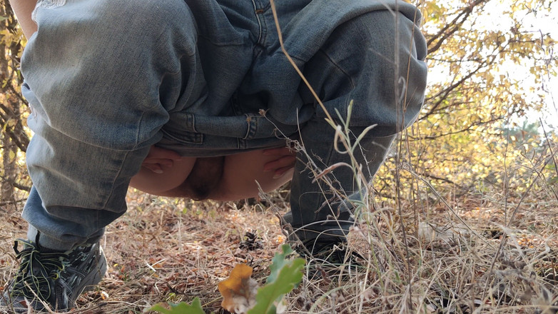 Risky Hairy Couple: 森の中のおしっこ