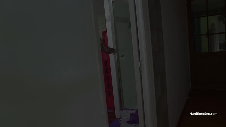 Hard Euro sex: Lesbisk i grenen leopardskinnsdräkt nävar en brunett