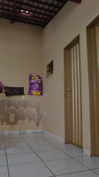 Suri rumah pelacur cuci halaman dalam panas hanya untuk berpeluh