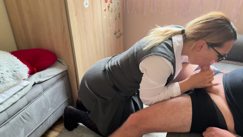 Christy X Taylor: Schulmädchen leidenschaftlicher blowjob sperma im gesicht