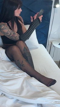 Heißes brünettes schätzchen real college-mädchen zieht ihr spitzenhöschen aus und trägt eine spezielle dessous, offene muschi-Unterwäsche