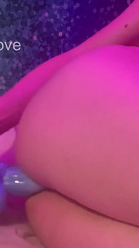 Gadis remaja imut lagi asik muasin memeknya pakai dildo ukuran raksasa