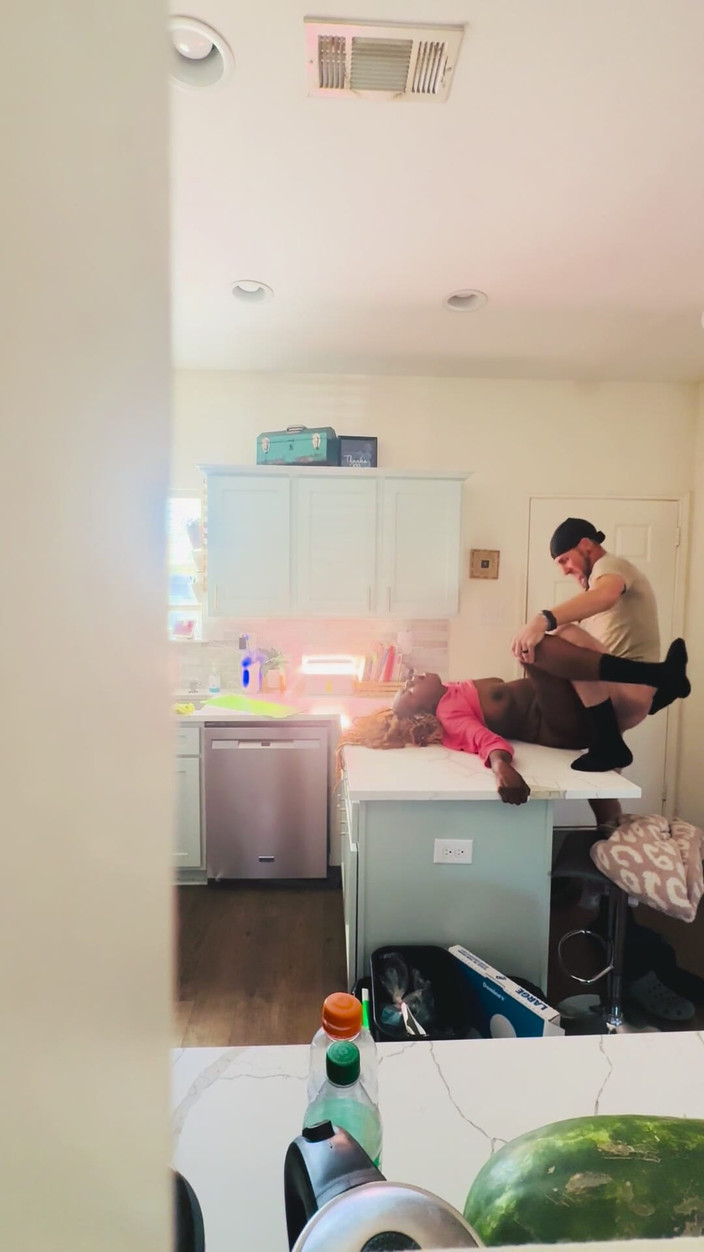 White chocolate: StepSon přistihne svou ebenovou prsatou mámu při šukání bílého souseda.