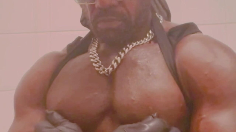 Black mature kinky muscle: 巨乳黒筋肉義父おっぱいとチンポプレイ