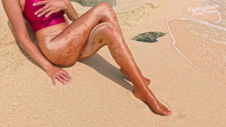 Shiny teens: Stoking pantyhose spandex emas 918 dan pakaian renang link di pantai