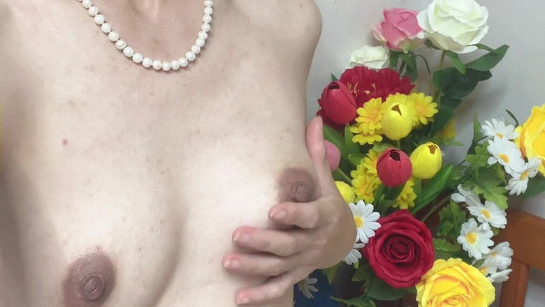 sweethanajapanese: Fofa Hana de corpo pequeno em roupa azul pequena linda...