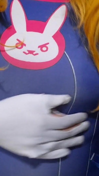 La Coupe Étendue D’une Tapette Stupide En Cosplay Punit Ses Tétons Et S’étouffe Sur Une Pipe