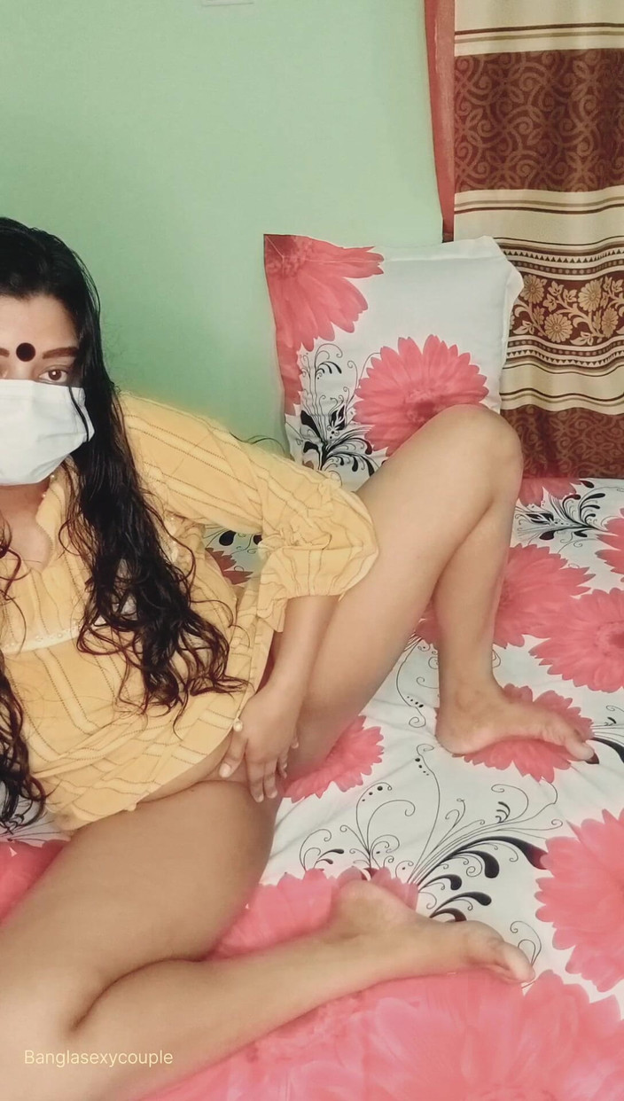 Banglasexycouple: Gadis cantik lagi asik masturbasi memek sempitnya saat nggak ada...