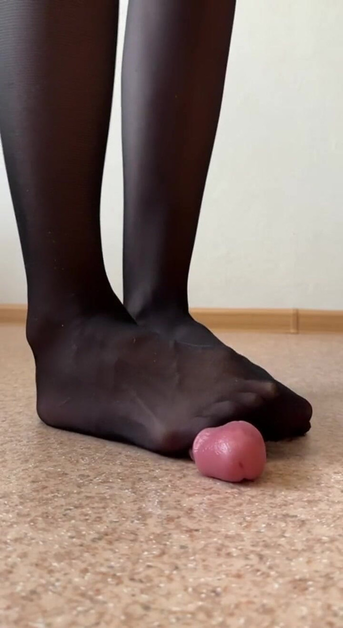 LizaVirgin: Aku akan menghancurkan penis dan testismu dengan sepatu hak tinggiku....