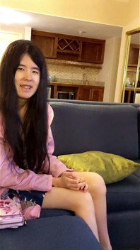 Asiatisches mädchen zeigt umkleide und lutscht dann schwarzen schwanz
