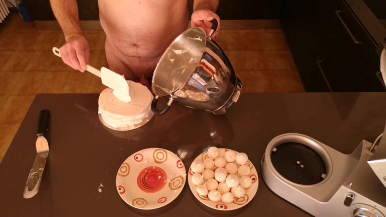 Cicci77: Cicci77 dopo aver raccolto 50 grammi di sperma, prepara una torta...