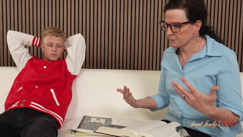 Aunt Judy's XXX: TanteJudysXXX - große reife lehrerin beth McKenna fickt ihren jock-schüler