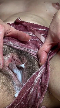 Mira Mis Pantalones Cortos Peludos, Mojados Y Sucios, Con Crema Goteando De La Vagina Peluda