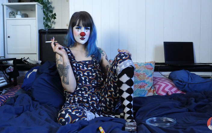 Alice Bean: Behaarte Clown Raucht