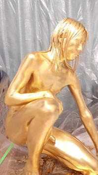 Pintura de cuerpo dorado
