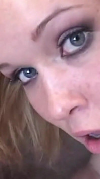 Eine schöne blonde dame sasha knox bekommt ihren mund mit sperma von typen gefüllt