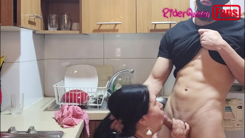 Riderqueen: ファン向け動画:仮面の若い男性がキッチンで私を犯す