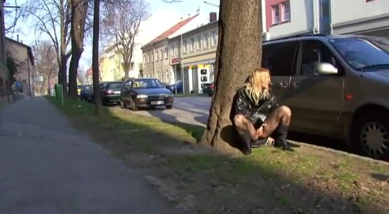 Femdom Austria: Sikanie na zewnątrz obok drzewa