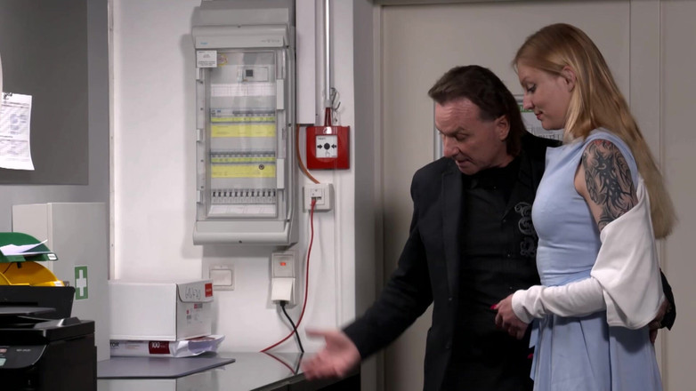 Old & Young: Atrapada por el jefe: como castigo, tiene que soplar fuerte