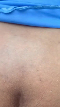 Tôi sống trong một túp lều trong rừng rậm, và khi tôi đang đi ra suối để tắm, một người đàn ông kỳ lạ đã tiếp cận tôi
